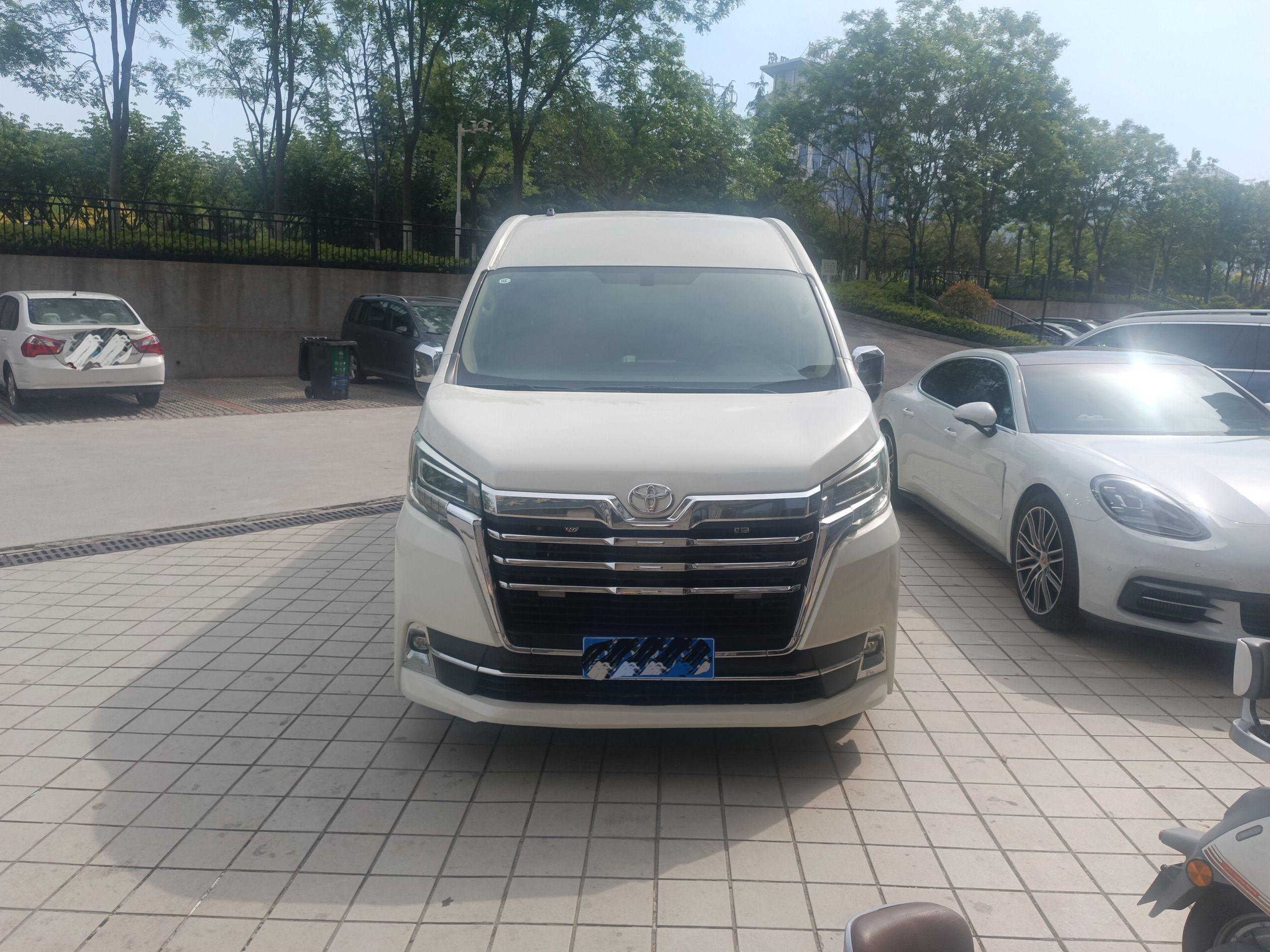 商务接待MPV，30万的丰田赛那差了点儿意思，大哥花35万提辆逼格十足的丰田海狮！