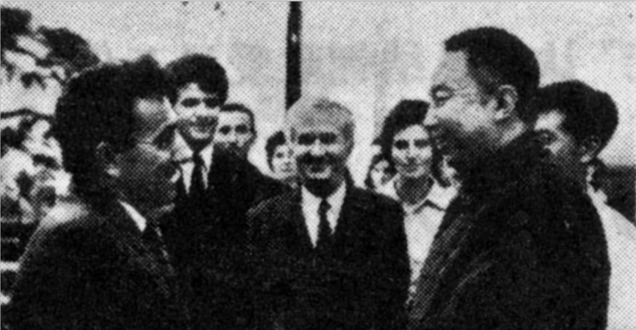 华国锋老照片：1975年7月24日，接见阿尔巴尼亚友好参观团全体成员。当天晚上