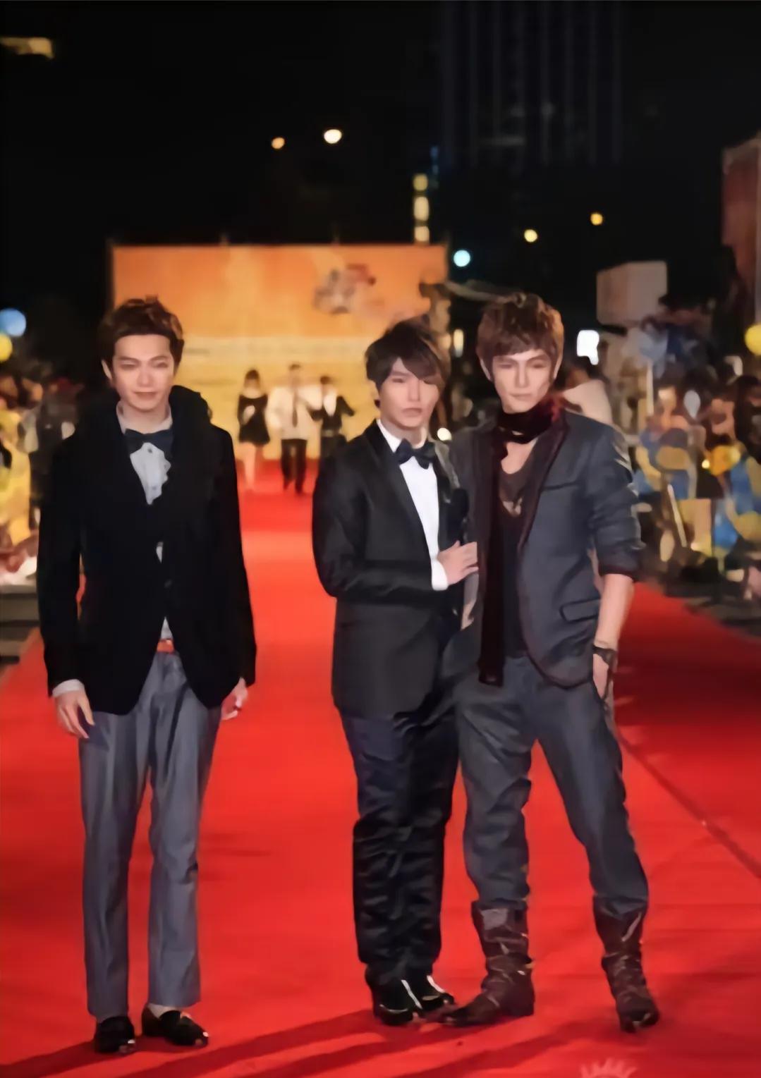 当年网友：辰亦儒怎么像个司仪一样站在旁边[笑着哭]，是被孤立了吗？现在网友：辰亦