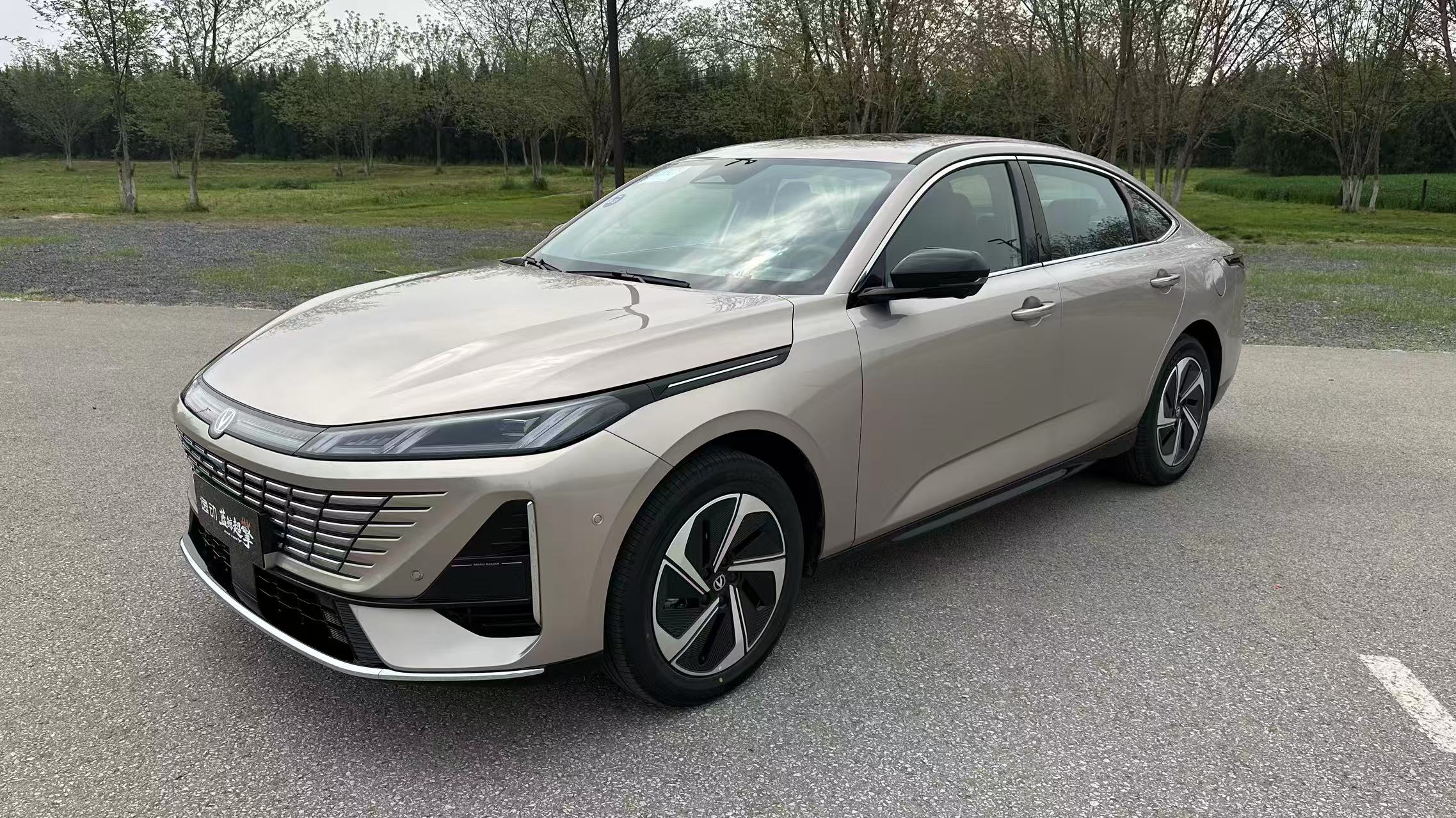 今天在古代的长安试驾第四代的长安逸动蓝鲸超擎。这台车最大的亮点就写在名字里，蓝鲸