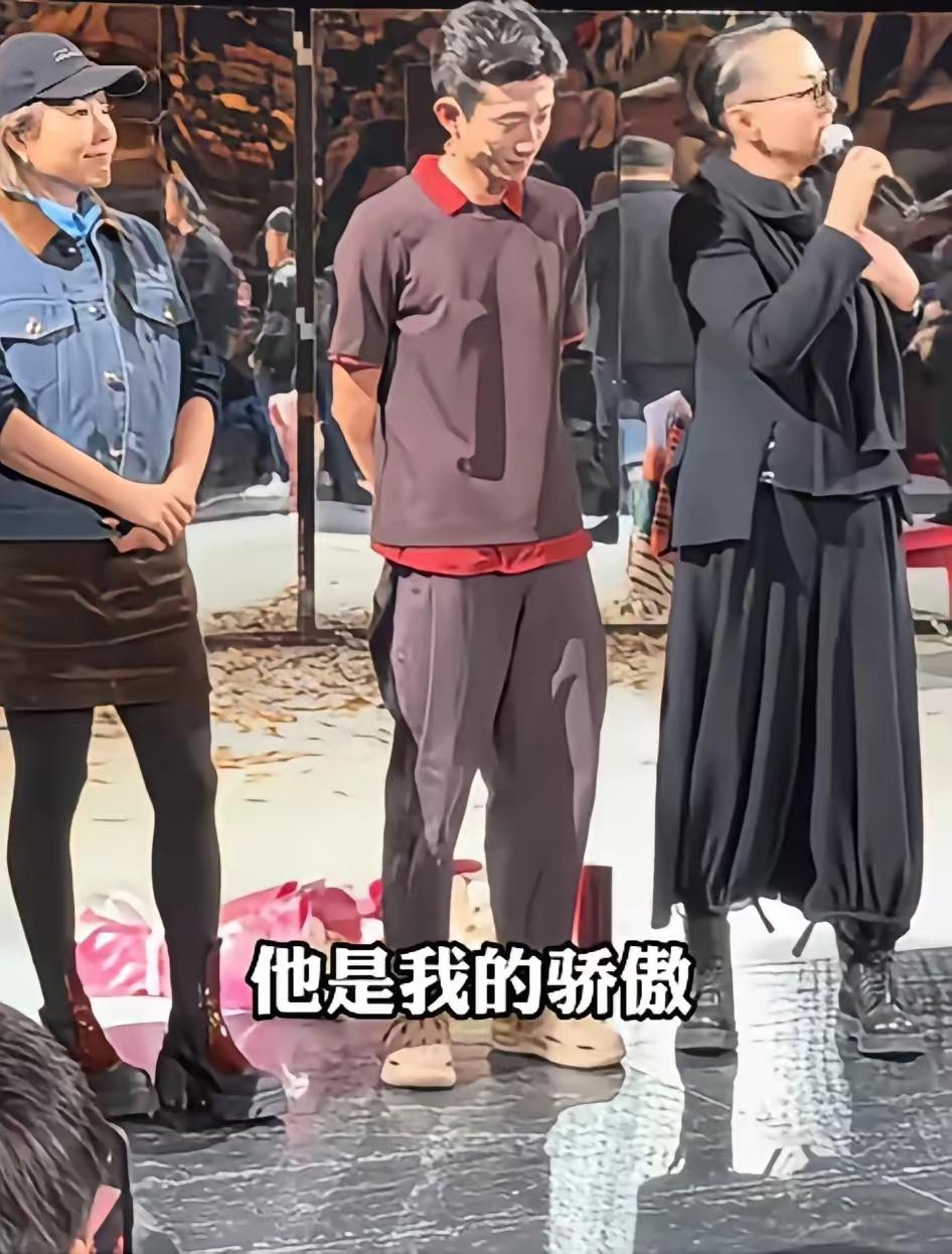 丹丹太酷了！发型酷穿搭酷，整体气质都酷酷的。宋丹丹的酷帅拽，甚至超过了同框的儿