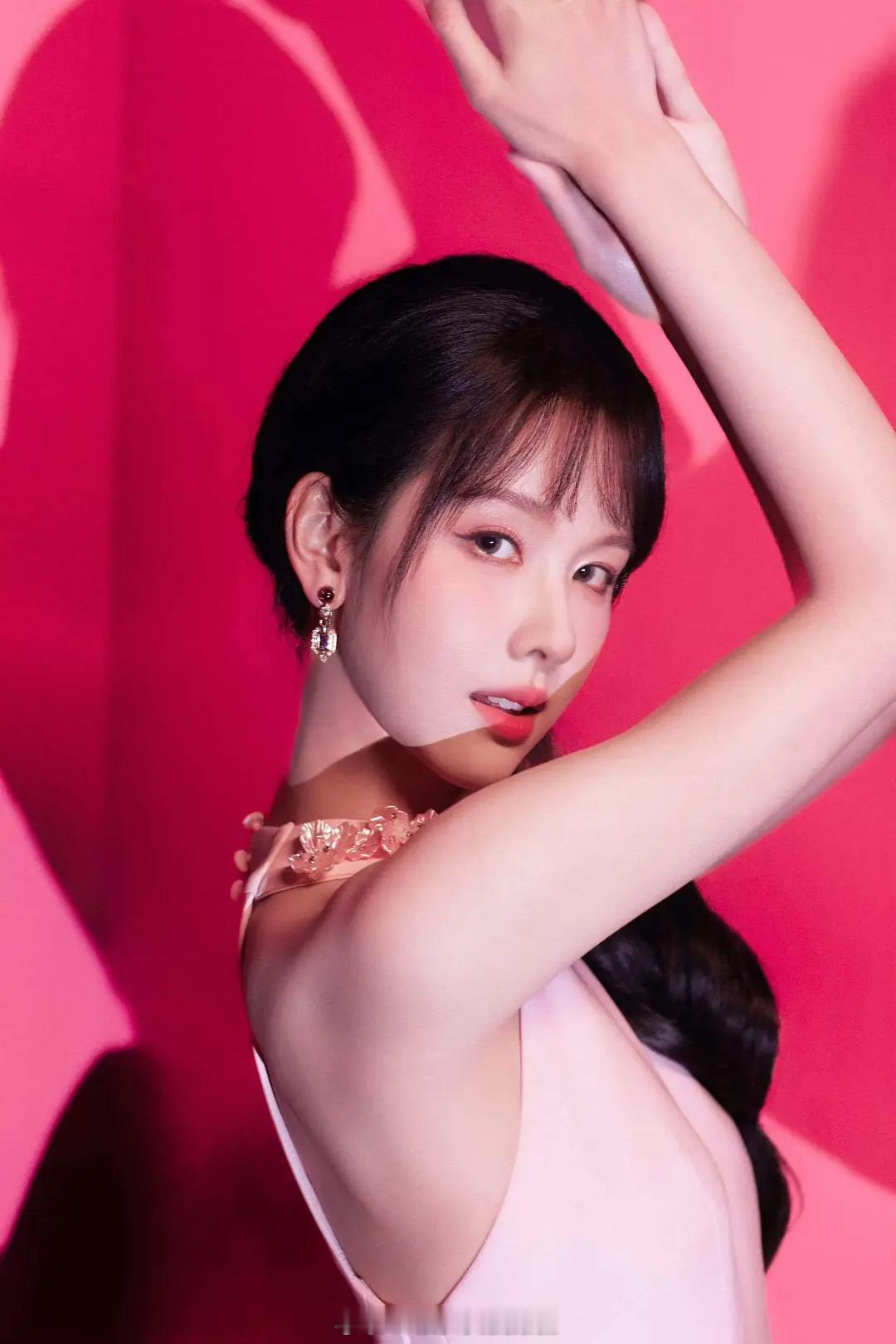 第一眼像杨紫，第二眼像张予曦，第三眼像鞠婧祎，反正看上去人山人海的。