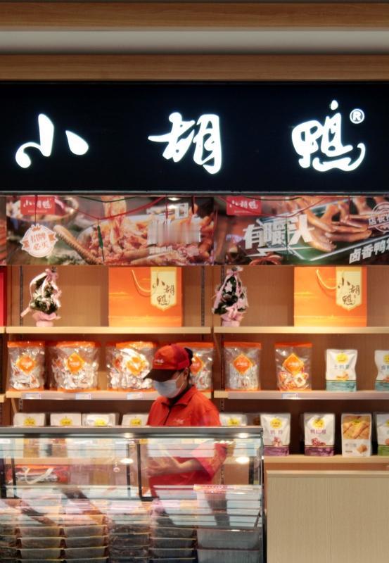 北大研究生小胡立遗嘱把财产全捐给母校，而不给母亲，这事在网上引发很大争议。小胡从