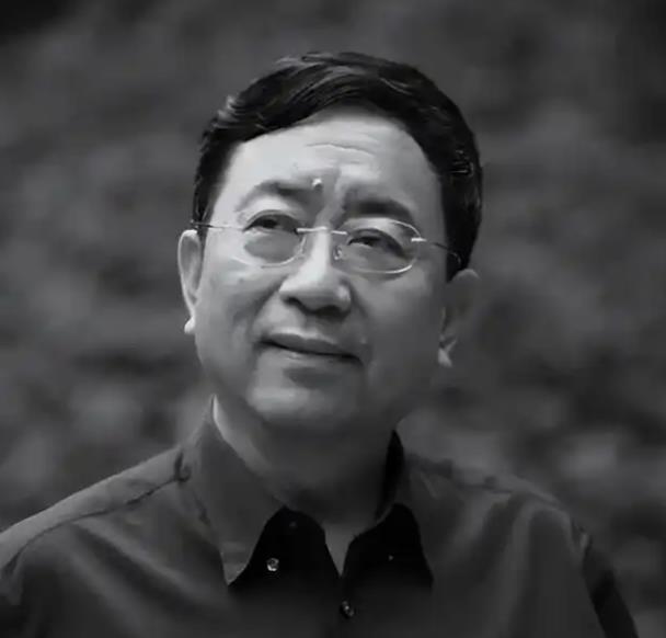 1992年，余秋雨二婚娶了小16岁的黄梅戏演员马兰，洞房花烛夜，余秋雨向妻子提出