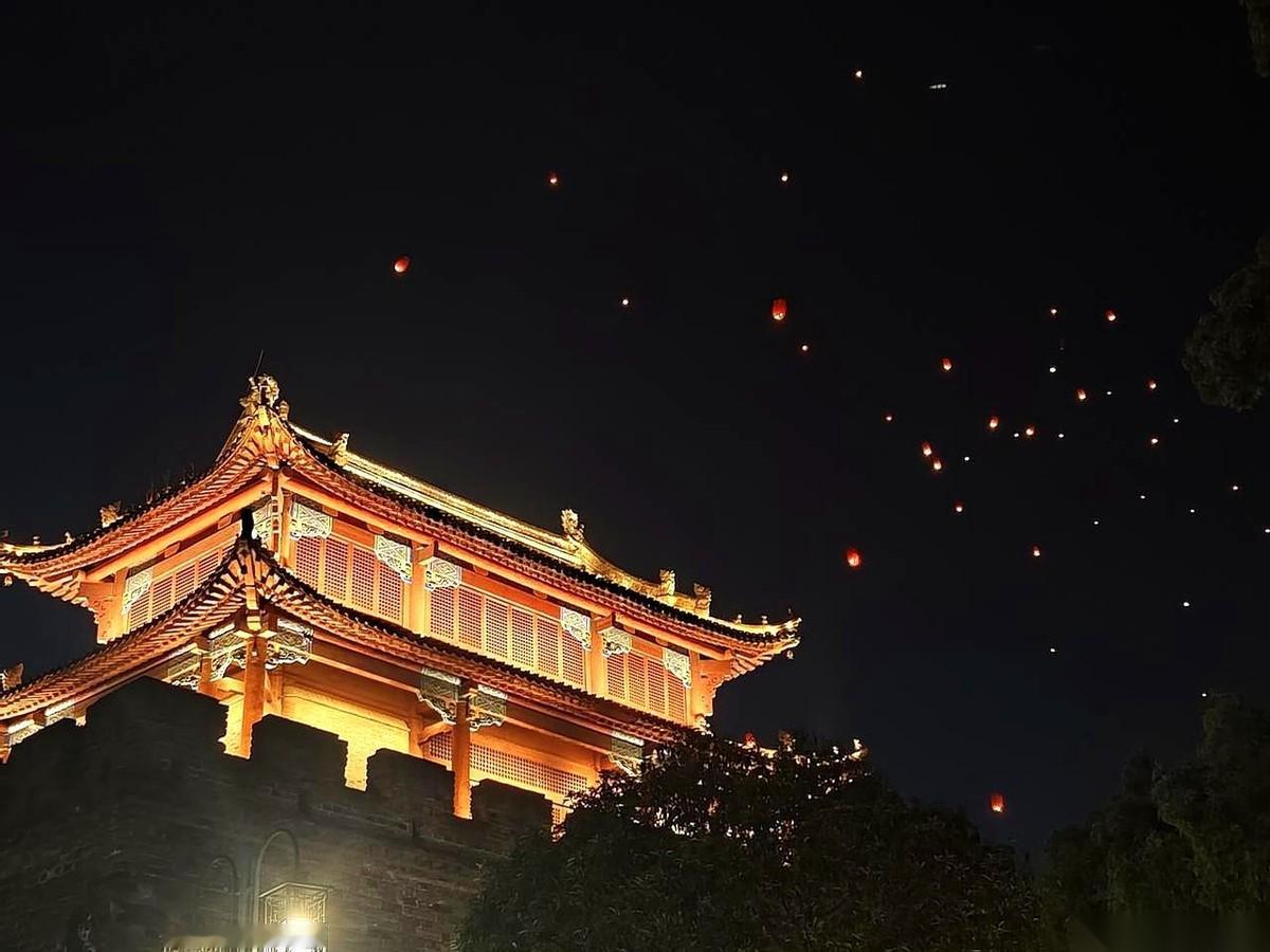 刚从高速口下来，车屁股还没完全摆正，一道黑影直接横在你车头前，刹车声刺耳，不是交
