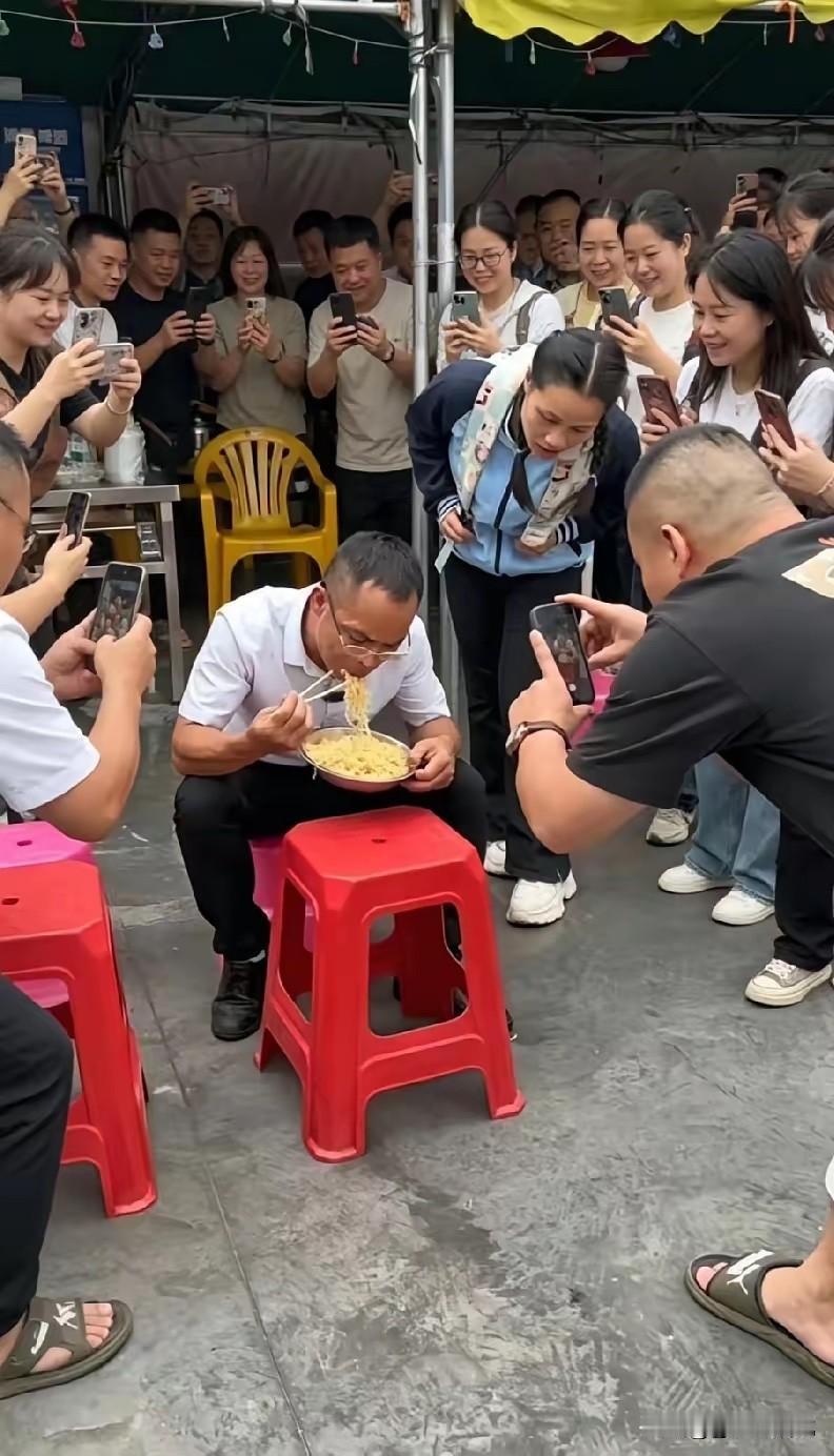很好奇，这些人在干嘛呢？