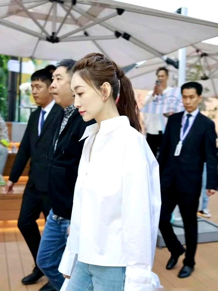 李小冉这状态，圈内报价早破千万了？！《乘风2026》现场，她一身香槟金蓬蓬裙