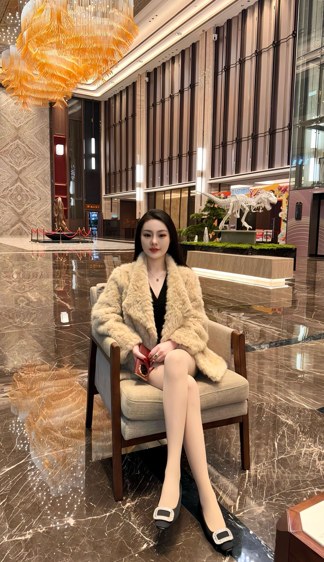 优雅坐享奢华时光，尽在现代艺术空间。