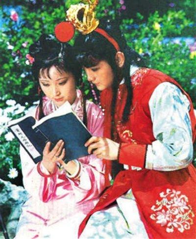 有些个听风就是雨的，老是在网上传《红楼梦》在清朝是禁书，因为什么反封建啊，什么反