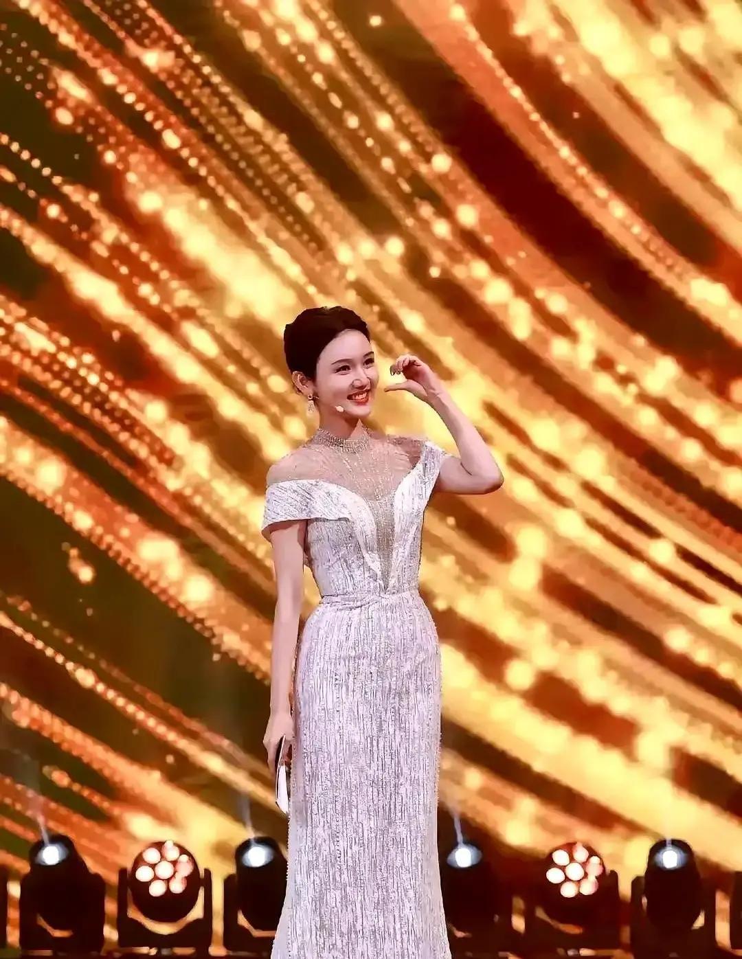 提词器黑屏那30秒，她背完整首春江花月夜现场导演后来回忆，耳返里全是倒吸凉