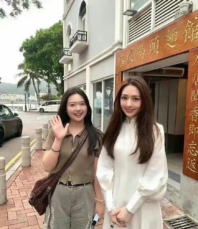 38岁，两个娃。她穿上婚纱走秀那天，皮肤透亮得能看清绒毛的逆光。隔天就被偶遇