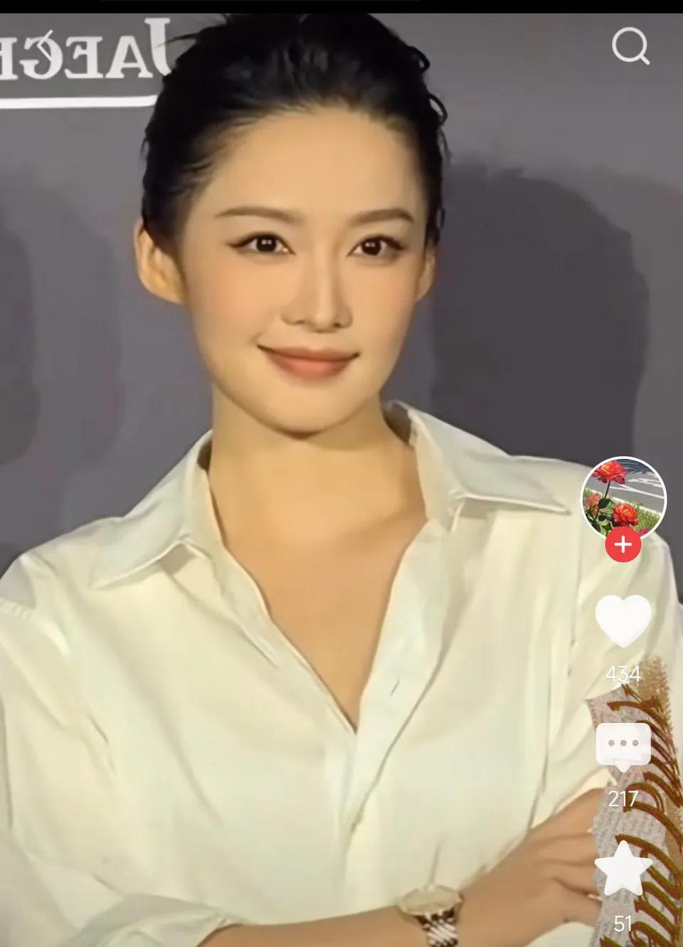 这是李沁吗？李沁这是哪里调整了吗?漂亮是很漂亮，但是说不上来像谁呢！像年