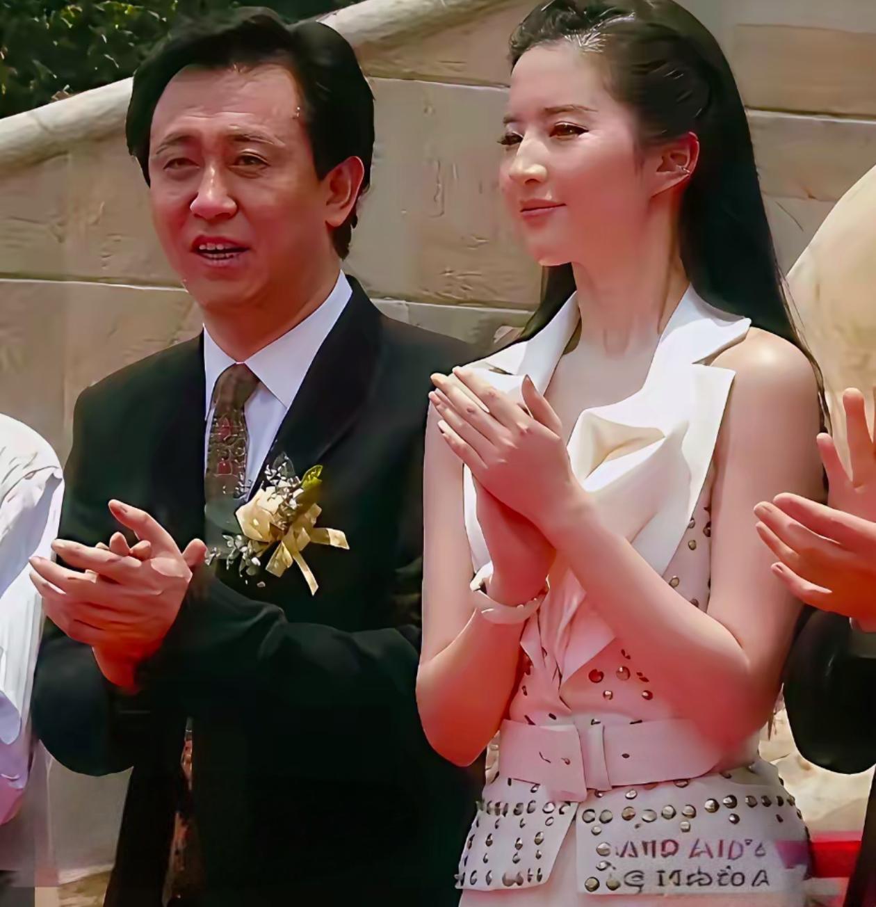 许家印刘亦菲罕见老同框，回想当年何等风光！能跟刘亦菲同台合照，本身就很有分量。