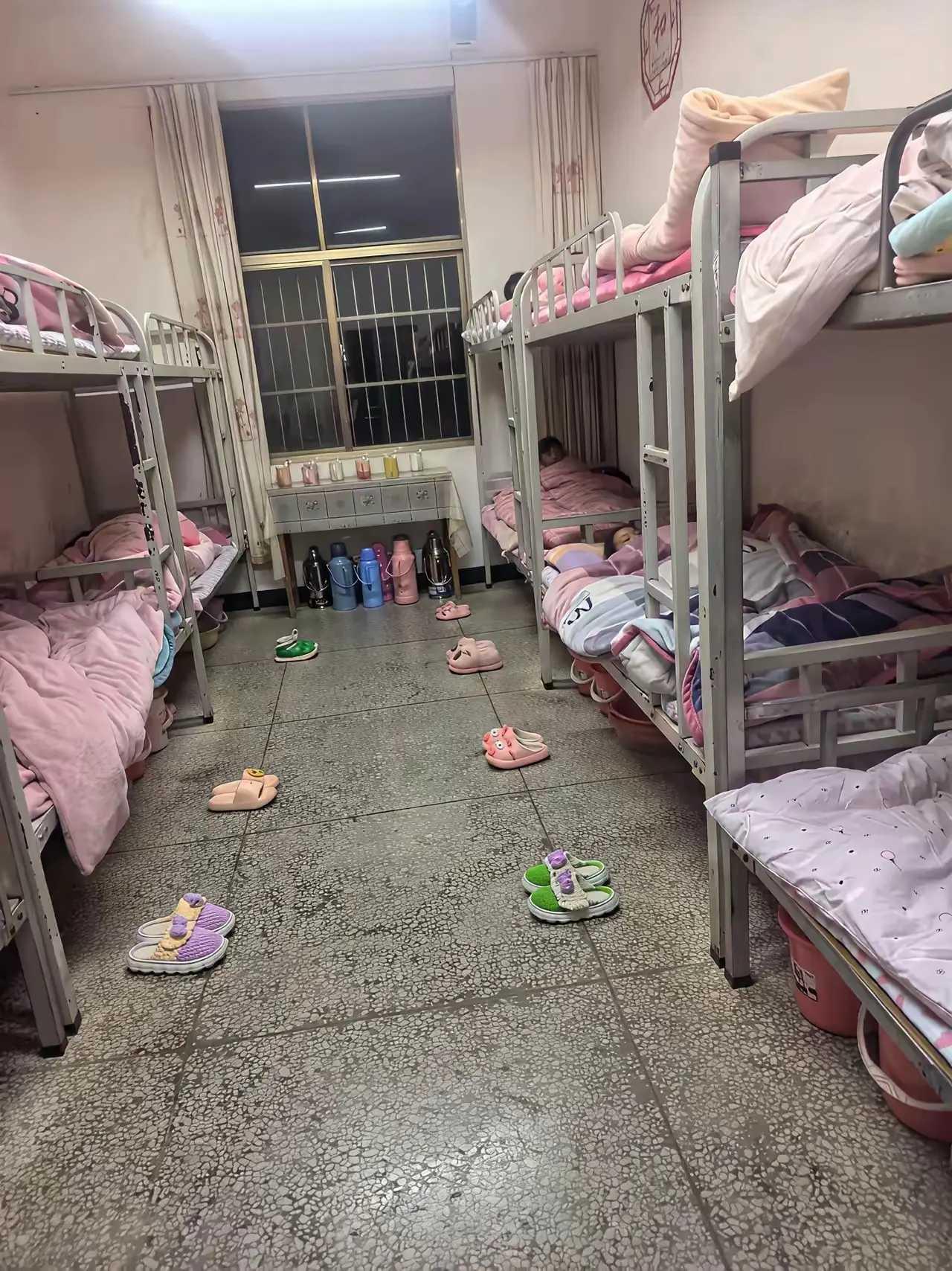 看到这一幕好心酸！父母到底是怎么想的啊？孩子们太可怜了