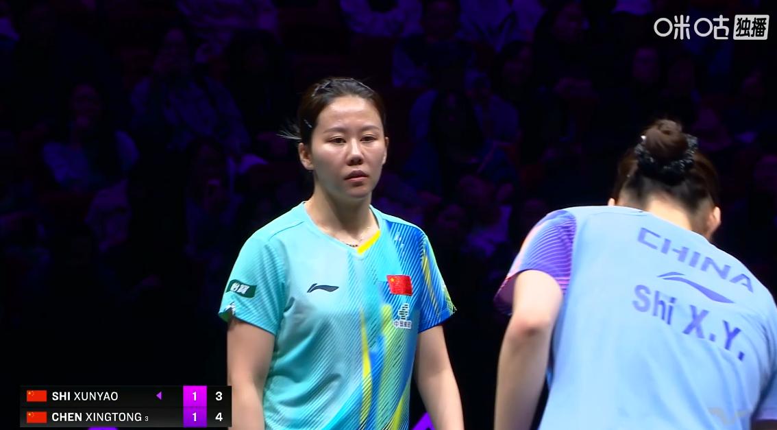 陈幸同有点急眼了，石洵瑶连续2个擦网球，第三局，石洵瑶10:6拿到局点，同同