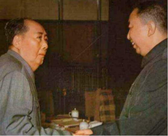 1976年，毛主席去世，当华国锋赶到中南海时，毛主席已无呼吸，情急之下，华国锋迅