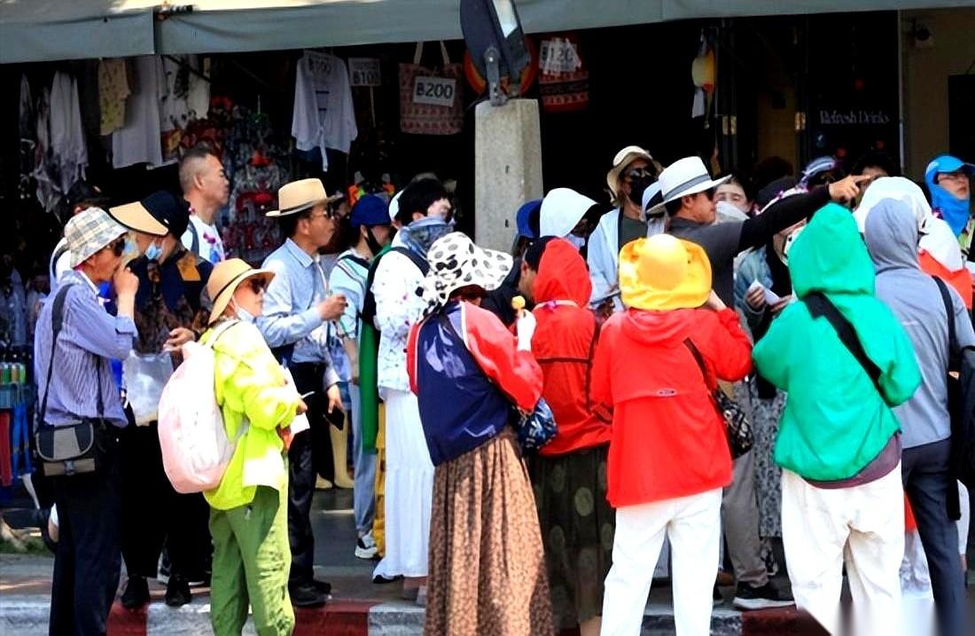 泰国这次，算是把一件事干了两遍。前脚为公开训斥中国大使的事道歉。后脚泰国官员迎