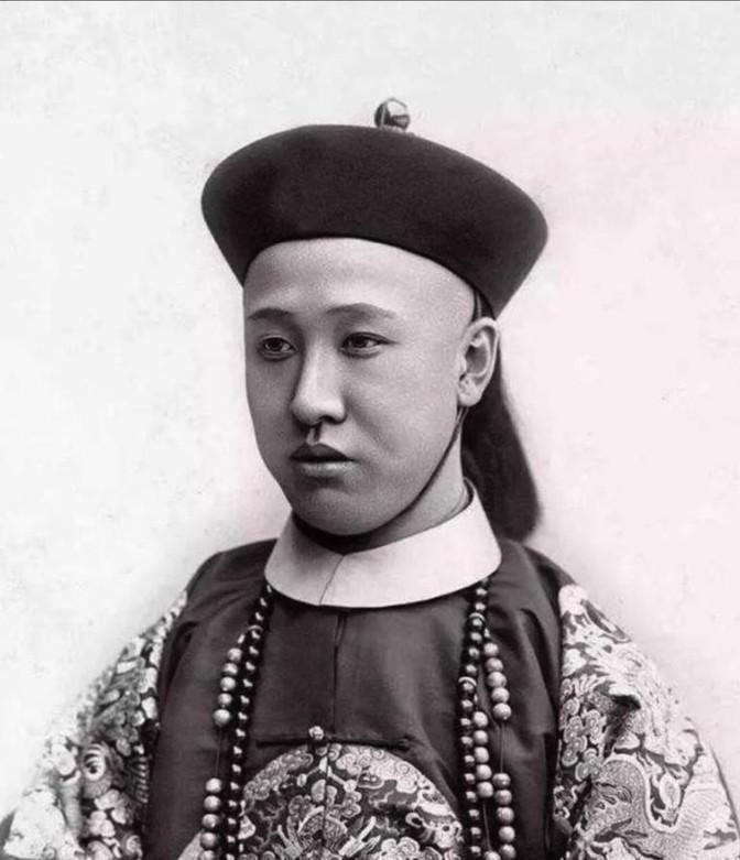 1950年，67岁的清朝摄政王载沣，以90万斤小米的价格，卖掉了醇亲王府。四儿子