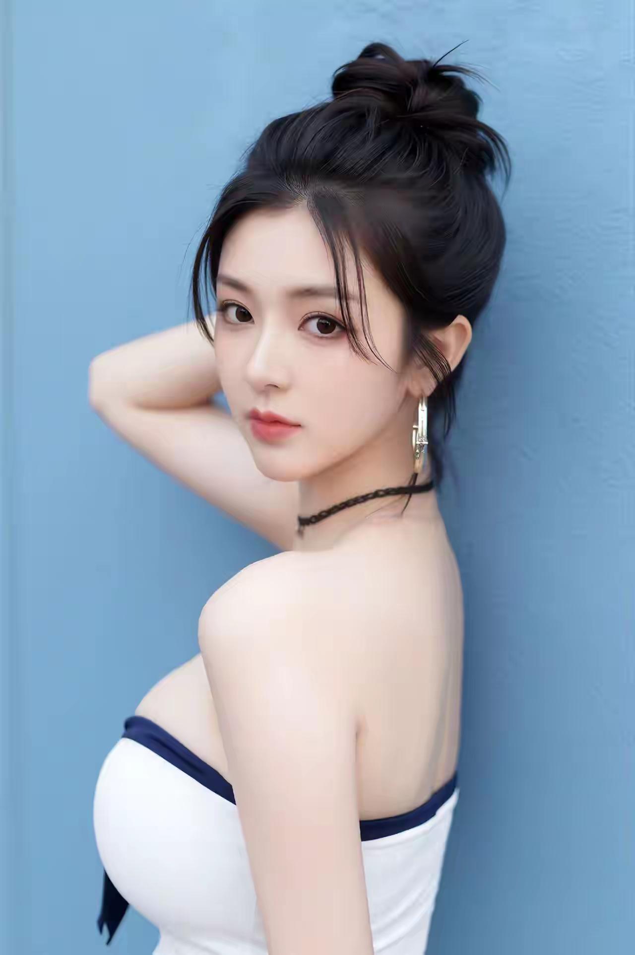 画面以纯净的冷调蓝色背景为主，视觉上极度清爽通透。白色穿搭与背景形成强对比，让人