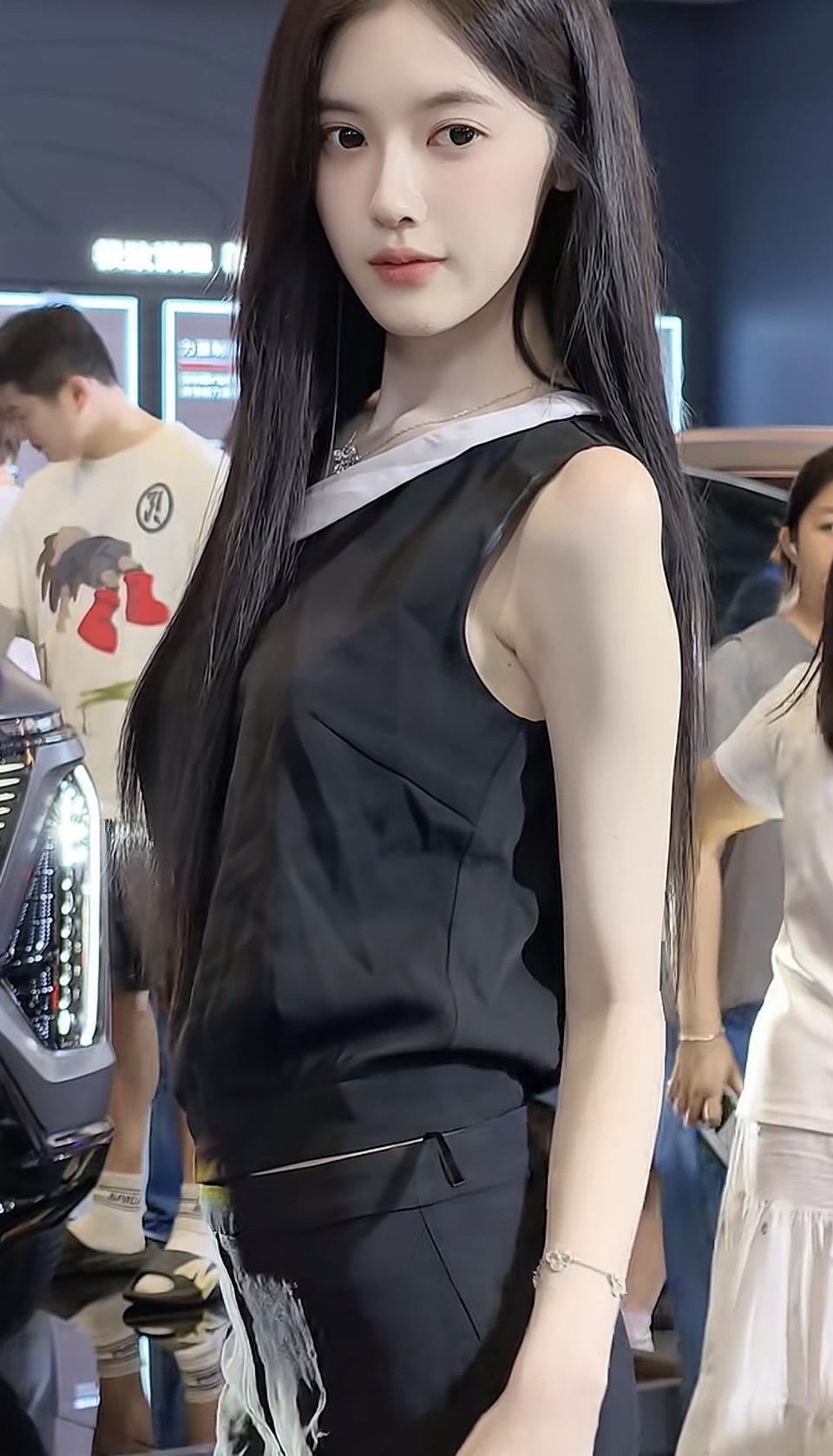 时尚黑裙穿搭，简约优雅，尽显魅力！💃🏻👗