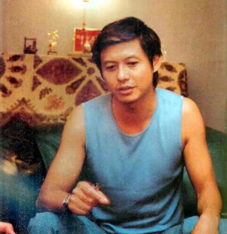 程前，曾是央视知名主持人，因复杂身世和坎坷仕途成名，历经婚姻和情感波折，最终选择