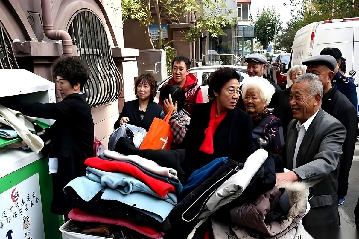 你那件压箱底的纯棉T恤，以为捐出去是给了山区孩子送温暖。结果呢？天不亮，它就