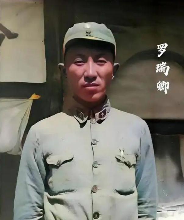 1933年中央苏区，两名红军干部吃完药片突然发狂，满地奔走、心口灼痛大喊。当时苏