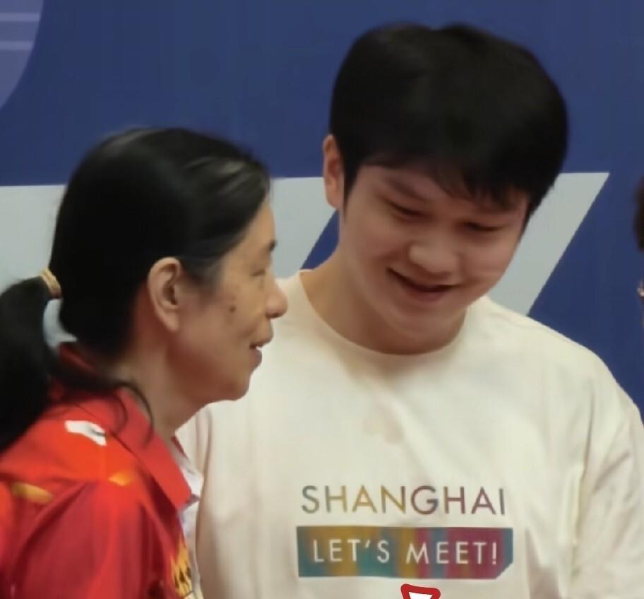 樊振东穿着2023年博览会的旧T恤现身上海嘉年华，上面那行“let‘smeet