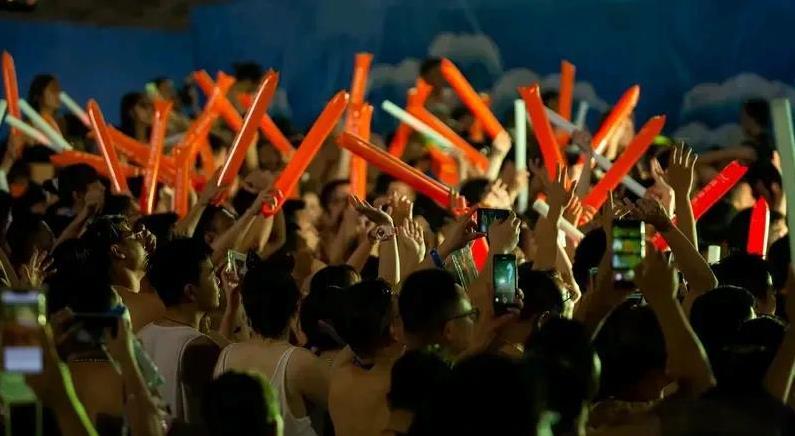 侃爷上海演唱会迟到40多分钟侃爷的上海演唱会居然迟到了40多分钟，这可太离谱了