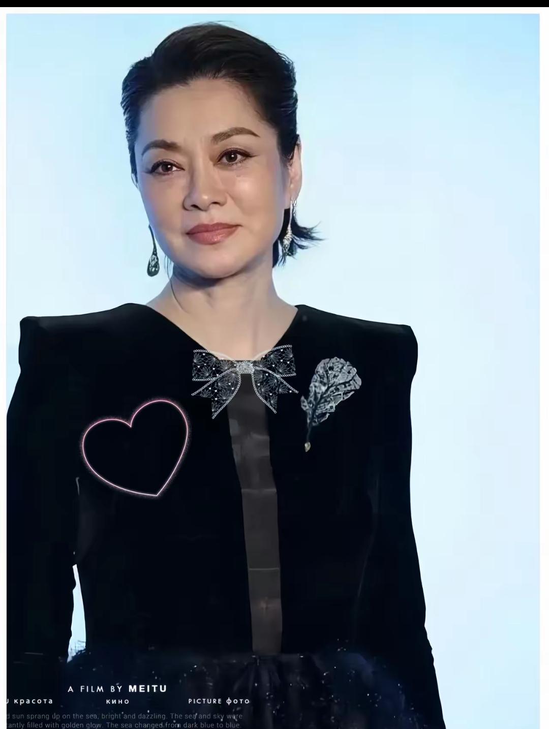 今天看到个旧闻，惊出一身冷汗。放弃上百亿的遗产，带儿女远赴美国，如今才知道毛阿