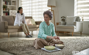 妈妈偷拿我的存款给舅舅买房子, 还把我赶出家门, 后来家庭遭难, 舅舅跑了, 她找上门问我借钱, 我: 你谁?