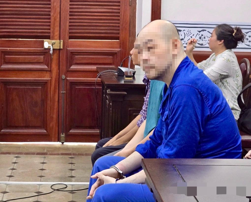 一中国老板以在越南以开餐厅为掩护组织卖淫活动,窝点被胡志明警方捣毁这名老板被判刑