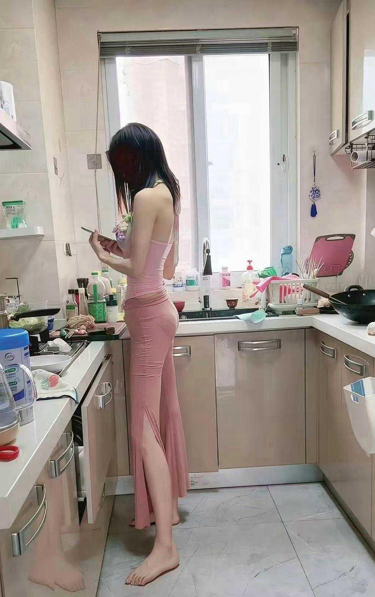 这是我见过的最美厨娘！守得住厨房的烟火气，才能精心打扮自己。脚丫子是最大的亮点。