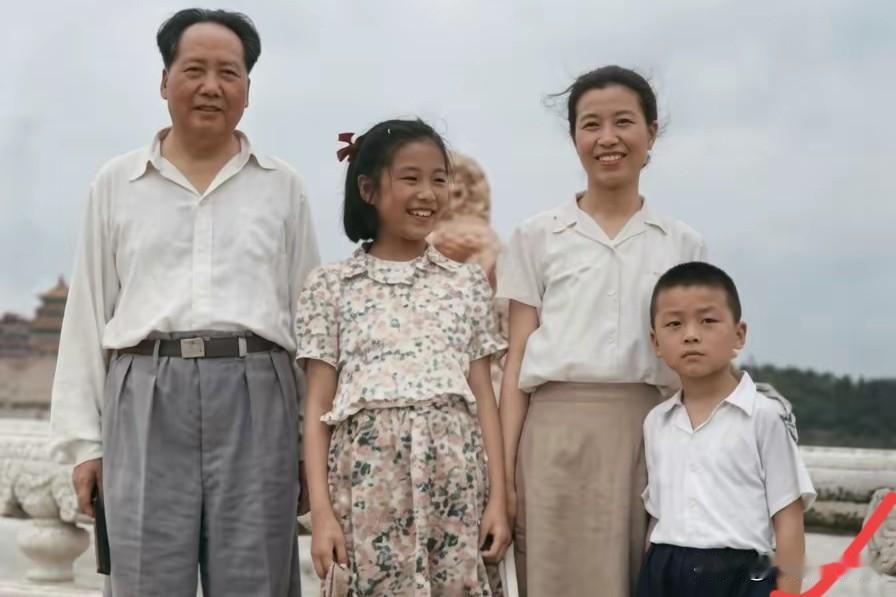 下面照片是伟人一家人在1951年颐和园拍摄的合影留念。这张照片非常珍贵，原样是