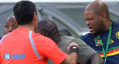 中国男足造红牌2：0，压制喀麦隆狂攻40分钟，拜合拉木一人独造3