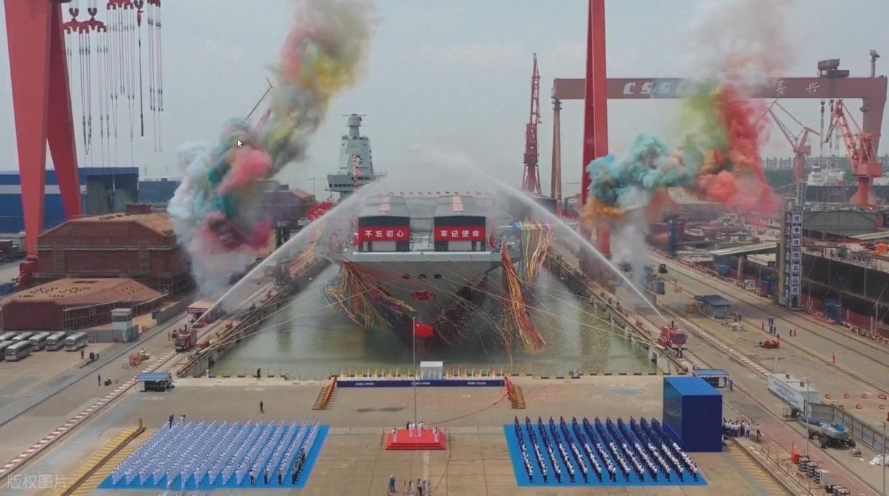 核动力航母传来最新消息！中国暗藏惊天布局，深海巨兽浮出水面近期，一组卫星图像