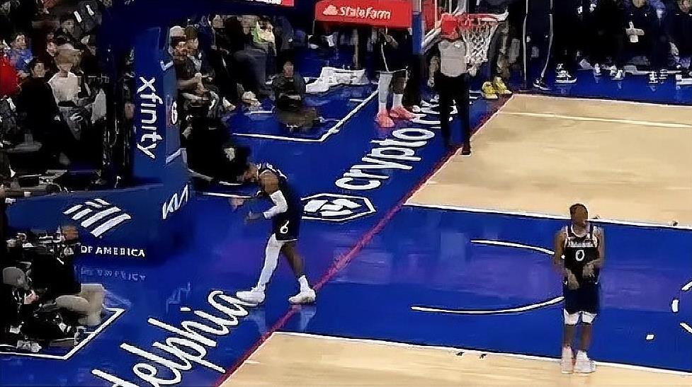 强烈建议乔治退役专心做播客节目，篮球已经不适合他了！在今日76人对阵老鹰的末节比