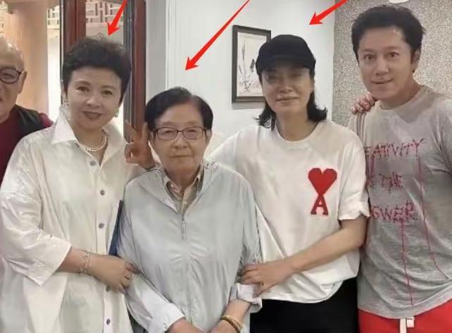 90岁谷建芬带着“谷家班”涮肉去了！包间里铜锅咕嘟咕嘟冒着热气，1986年那场青