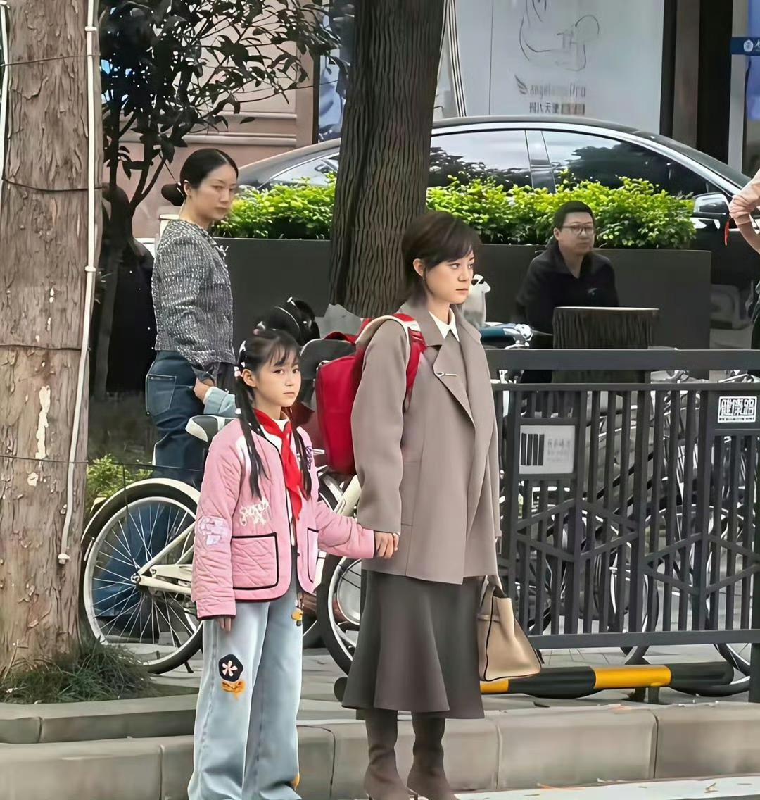 孙俪亲自接送女儿上下学，举止亲切毫无明星架子，十分接地气！小姑娘五官更像爸爸，遗
