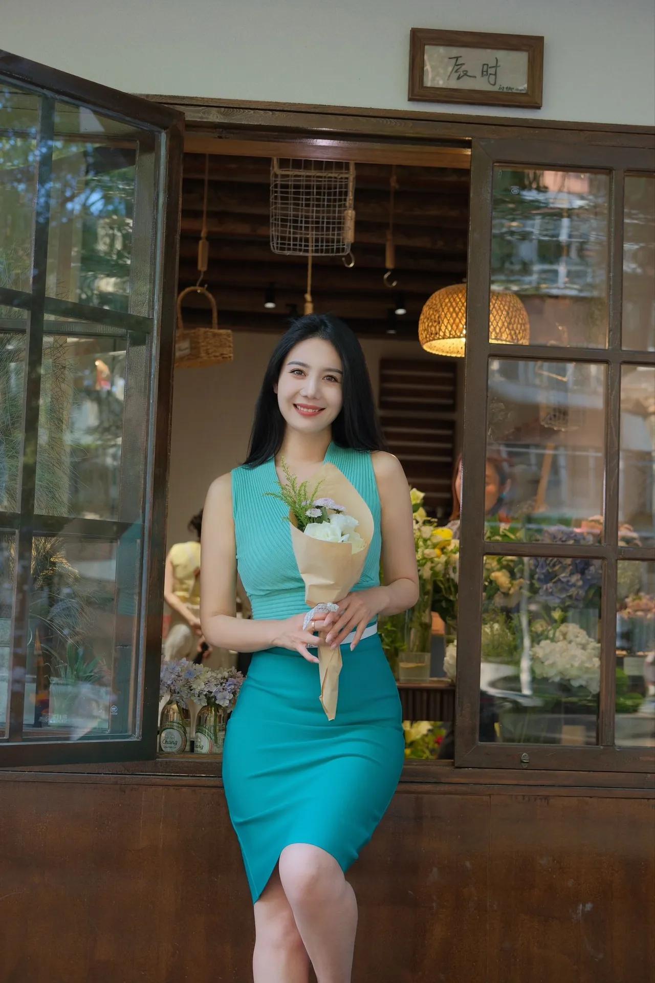 🌿这套浅蓝绿色无袖V领针织上衣搭配青绿色高腰包臀半裙，把温婉知性和轻熟优雅两种