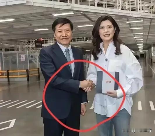前两天刷到雷军那两次握手图，说实话，我第一反应是：这哥们是不是故意的？但仔细看