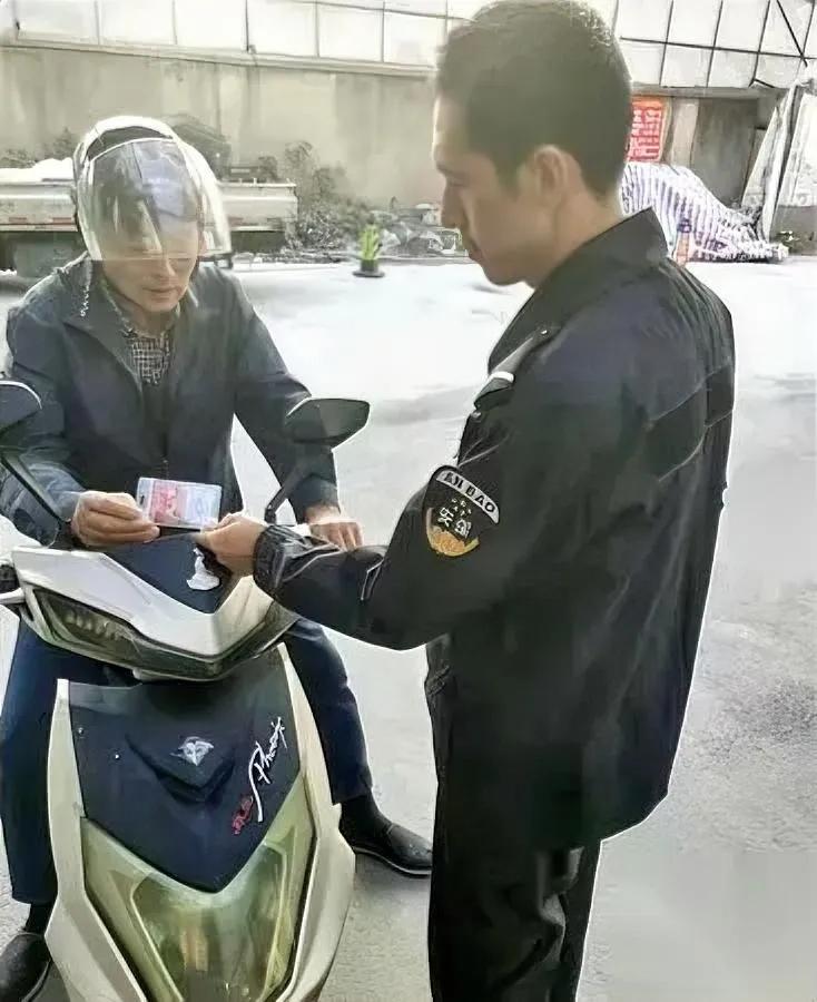 招保安遇个狠人！点名只要夜班开口就问啥时候能睡我当场懵圈：“值班咋能