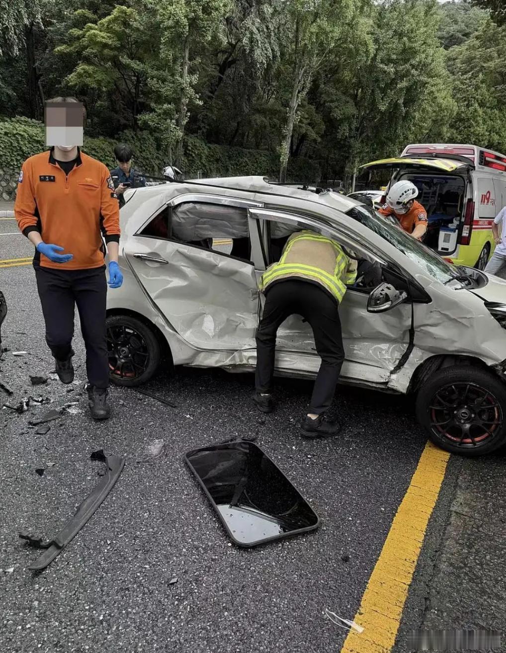 确实像一个巨大的手机。