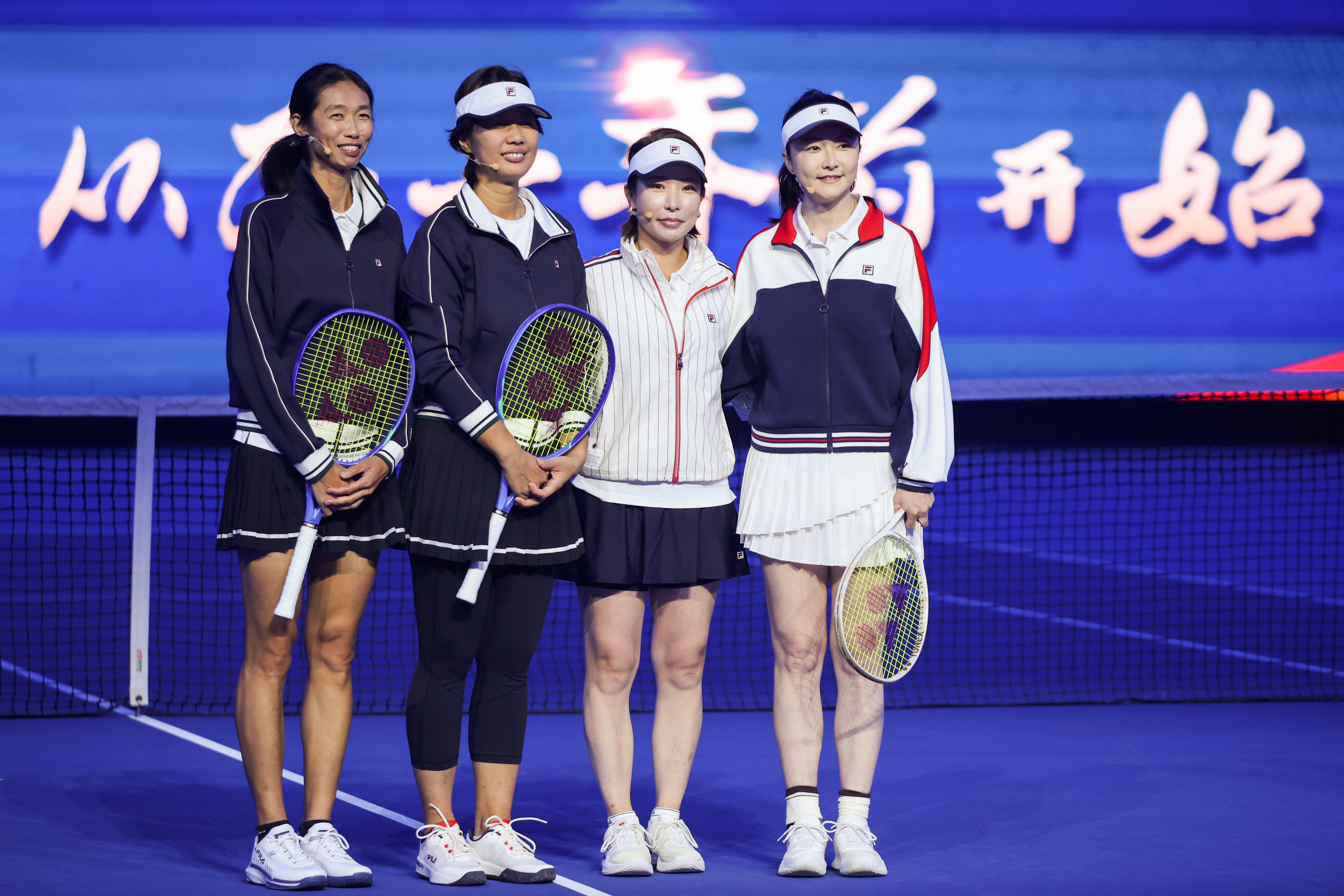 中国网球之夜初代金花同框唤醒青春，新生代活力开秀，郑钦文还把网球热爱传给少年。