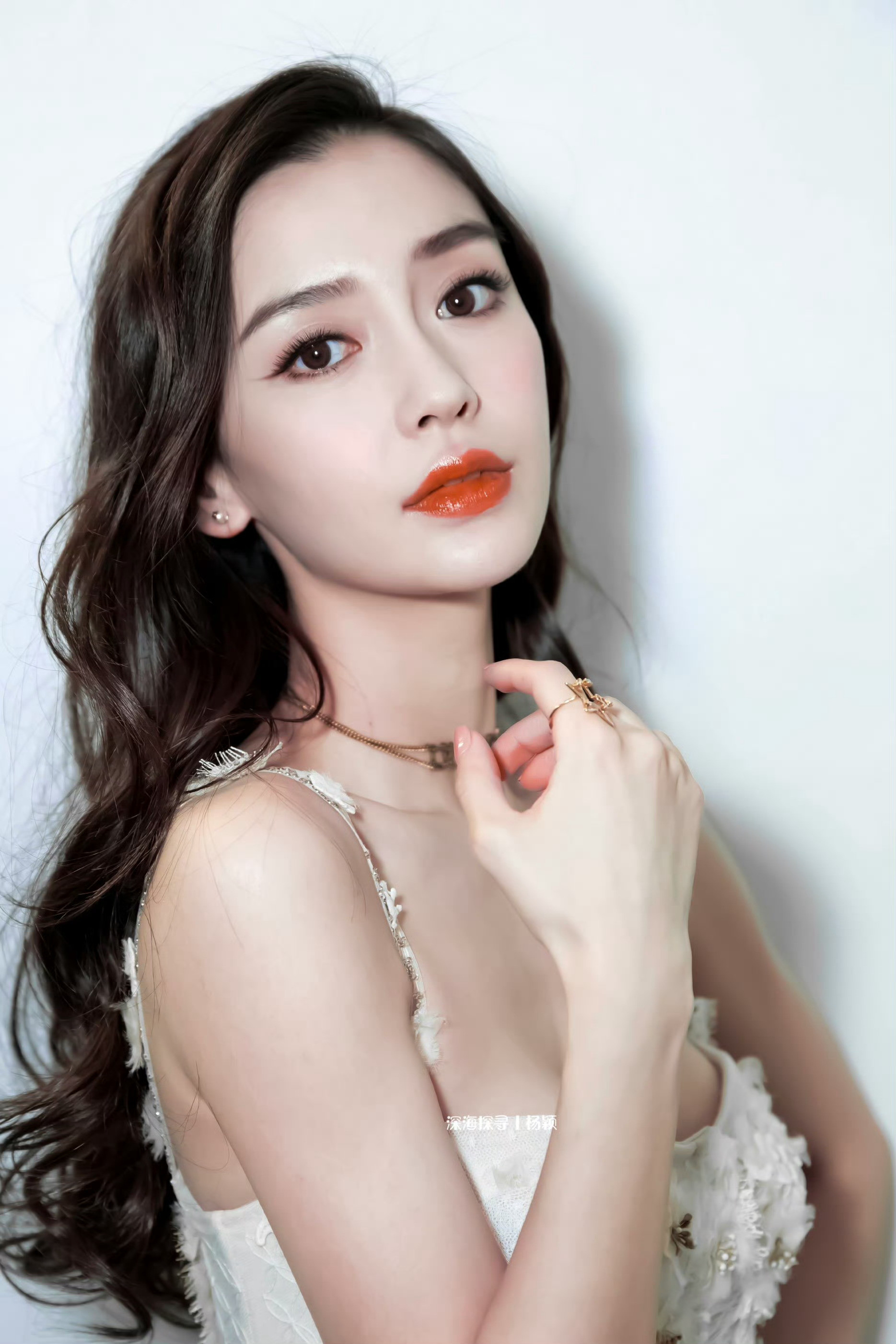 angelababyangelababy“不同蔷薇，你可是明艳从不凋零的玫瑰