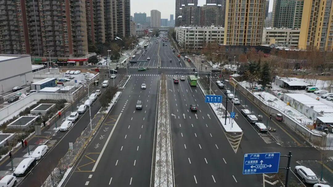 近日，由西安道桥集团具体实施的西安市广运潭大道微改造系统治理工程通过竣工验收，这