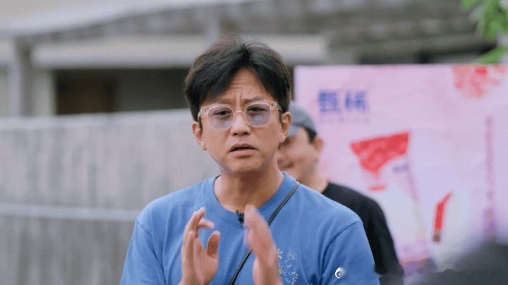 邓超喊鹿晗亲爱的鹿晗就吃撒娇这一套哈哈哈哈哈面对演唱失误的小状况，辩解不起作用后