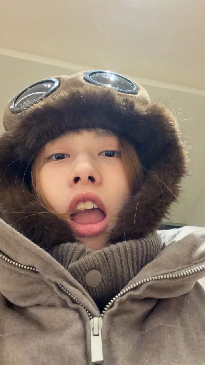 有人引导爱恨 有人像伥鬼一样索取  而你始终眉眼弯弯地问我今天开心吗