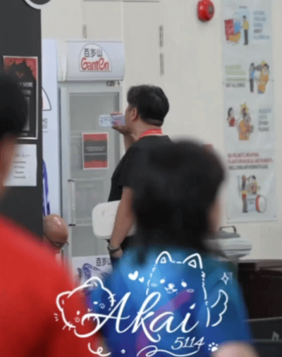 孙逊教练对王楚钦的球包做到绝不离手，确实很用心，让人很感动。都知道王楚钦的球