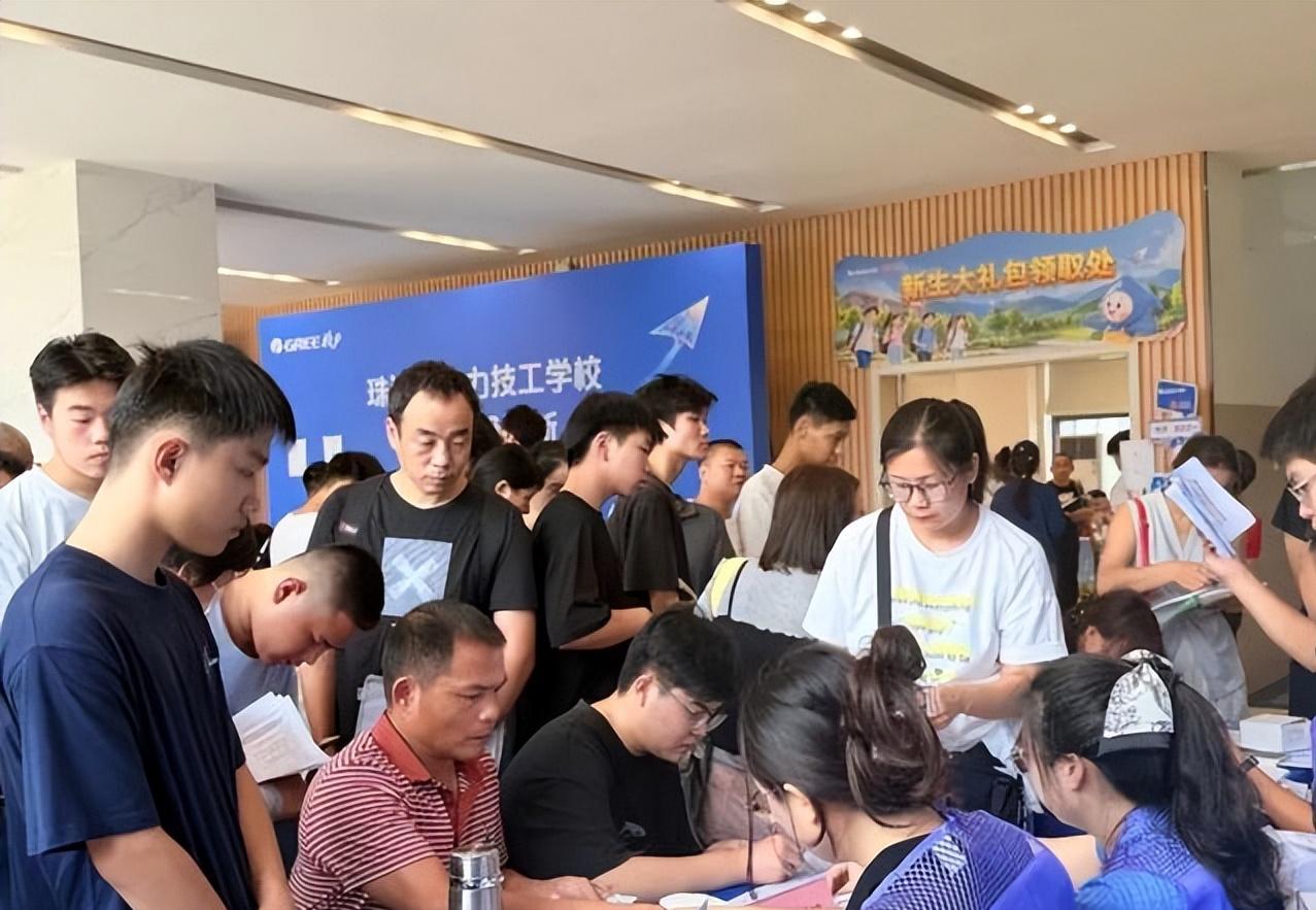 这一次，董明珠赌对了！300个名额，8000人抢，12亿打水漂的大学，换个牌子直